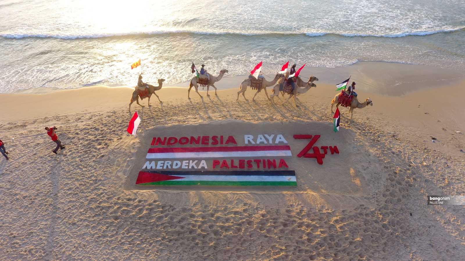 Meriahkan Kemerdekaan Indonesia, Warga Gaza Bikin Lukisan “Dirgahayu RI Ke-74” di Atas Pasir Pantai