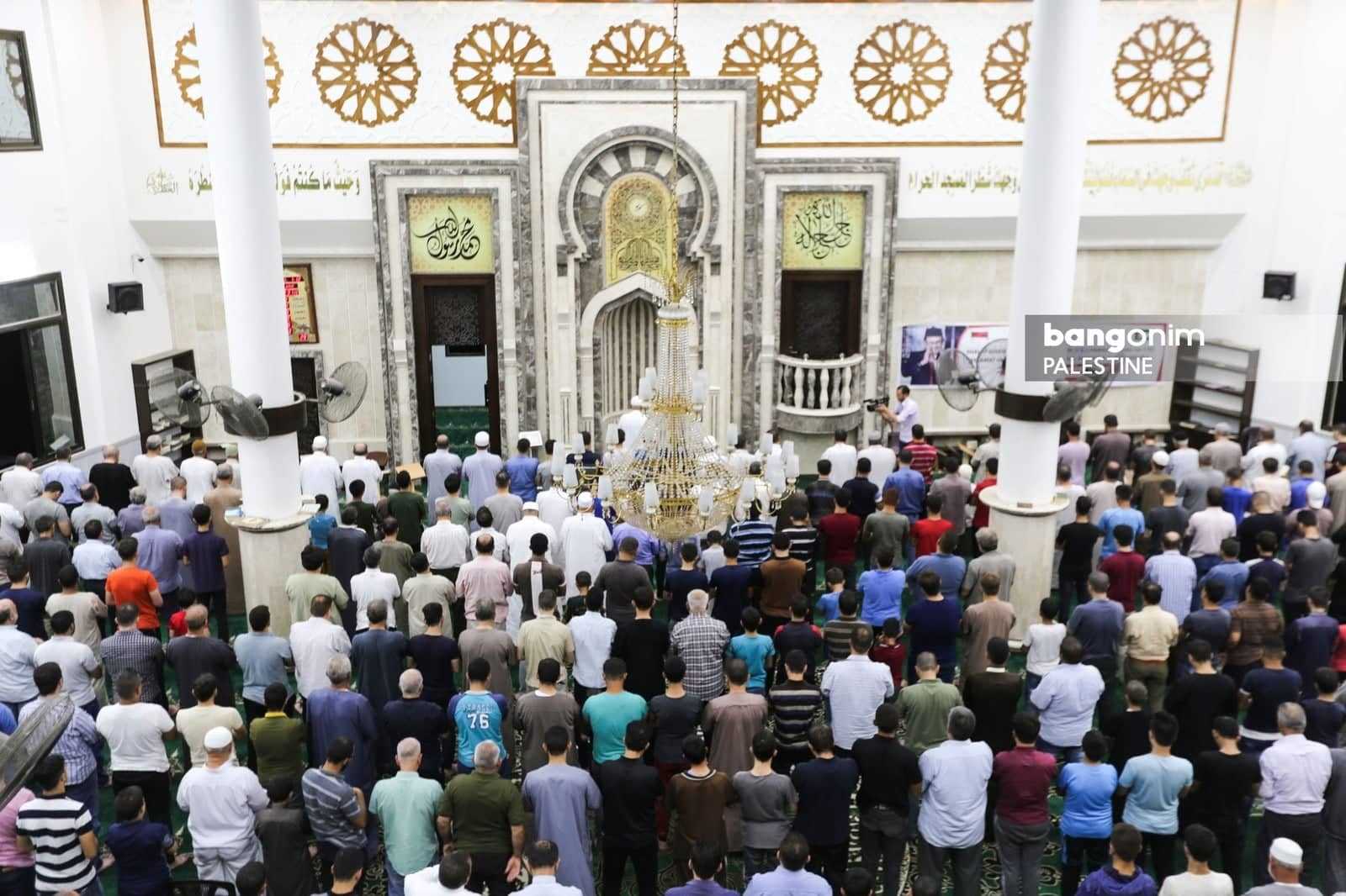 BJ Habibie Berpulang: Ratusan Jamaah Muslim di Palestina Lakukan Salat Gaib dan Doa Bersama