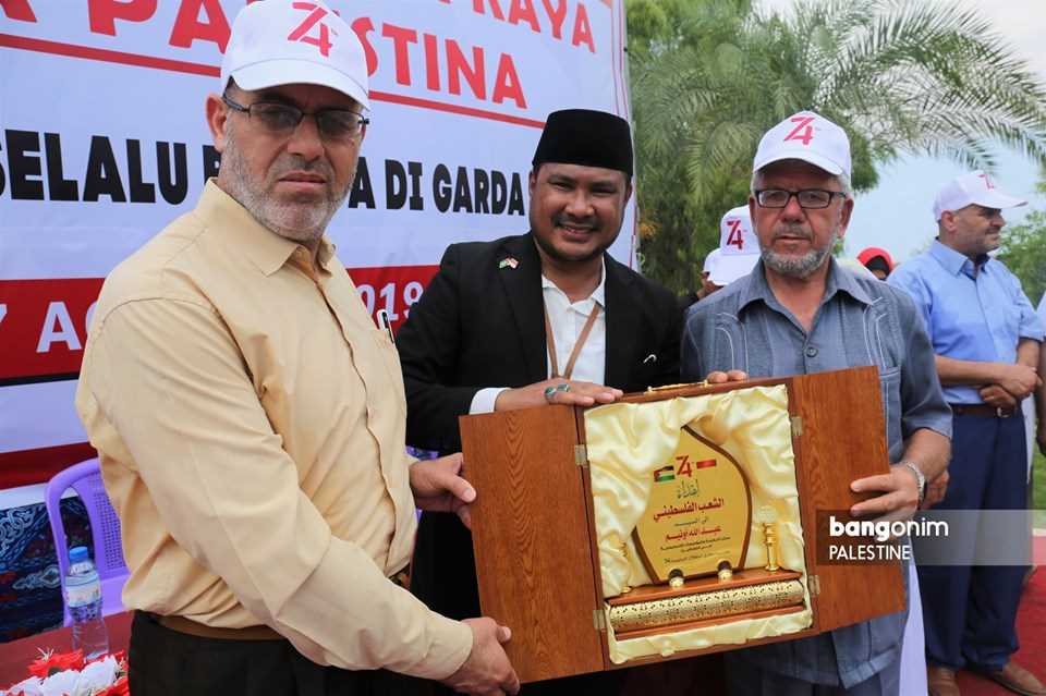 Pemberian Penghargaan pada Abdillah Onim dari Masyarakat Palestina