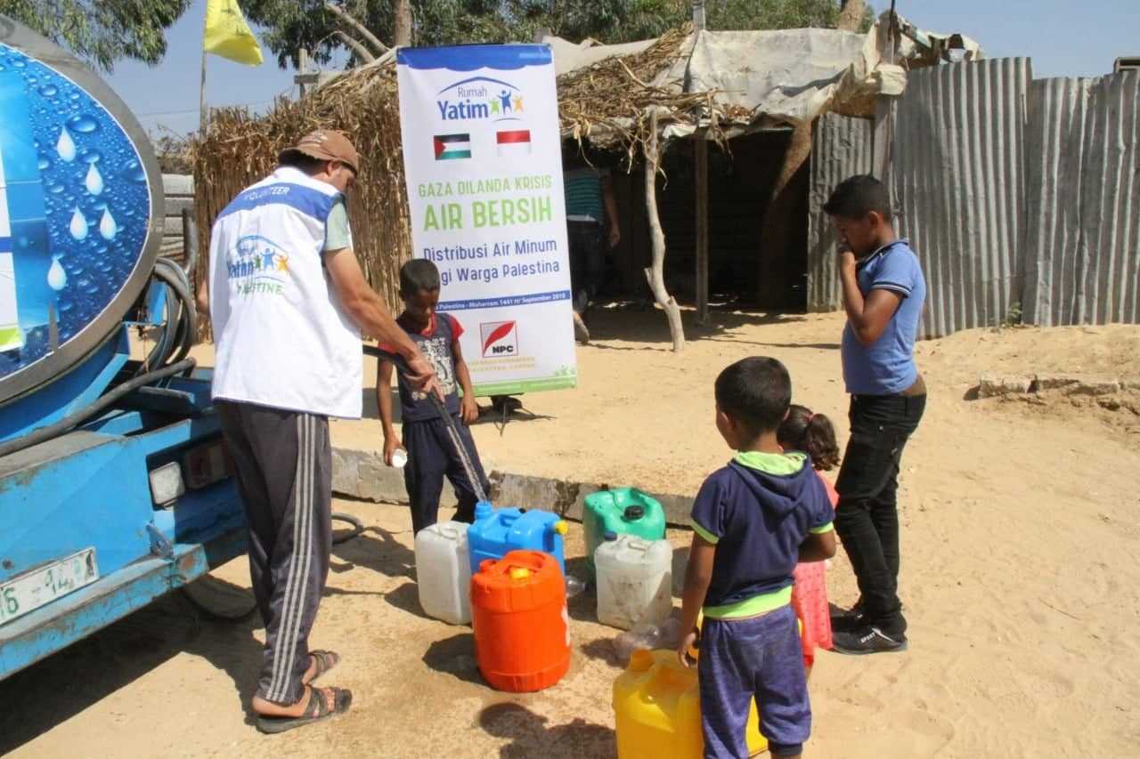 Bantu Krisis Air Bersih di Gaza, Rumah Yatim Bagikan Air kepada 2.000  Anak Yatim dan Bangun Sumur Bor