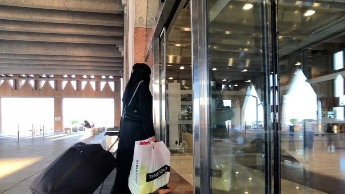 Perempuan Saudi Diizinkan untuk Menyewa Kamar Hotel Sendiri Tanpa Mahram