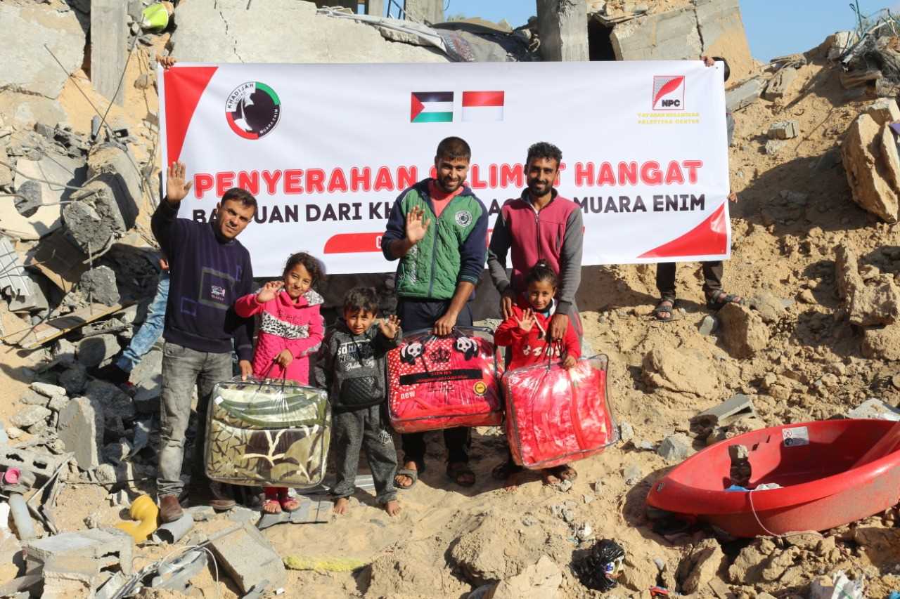 86 Keluarga Palestina Terima Bantuan Selimut Dingin dari Khadijah Squad Indonesia