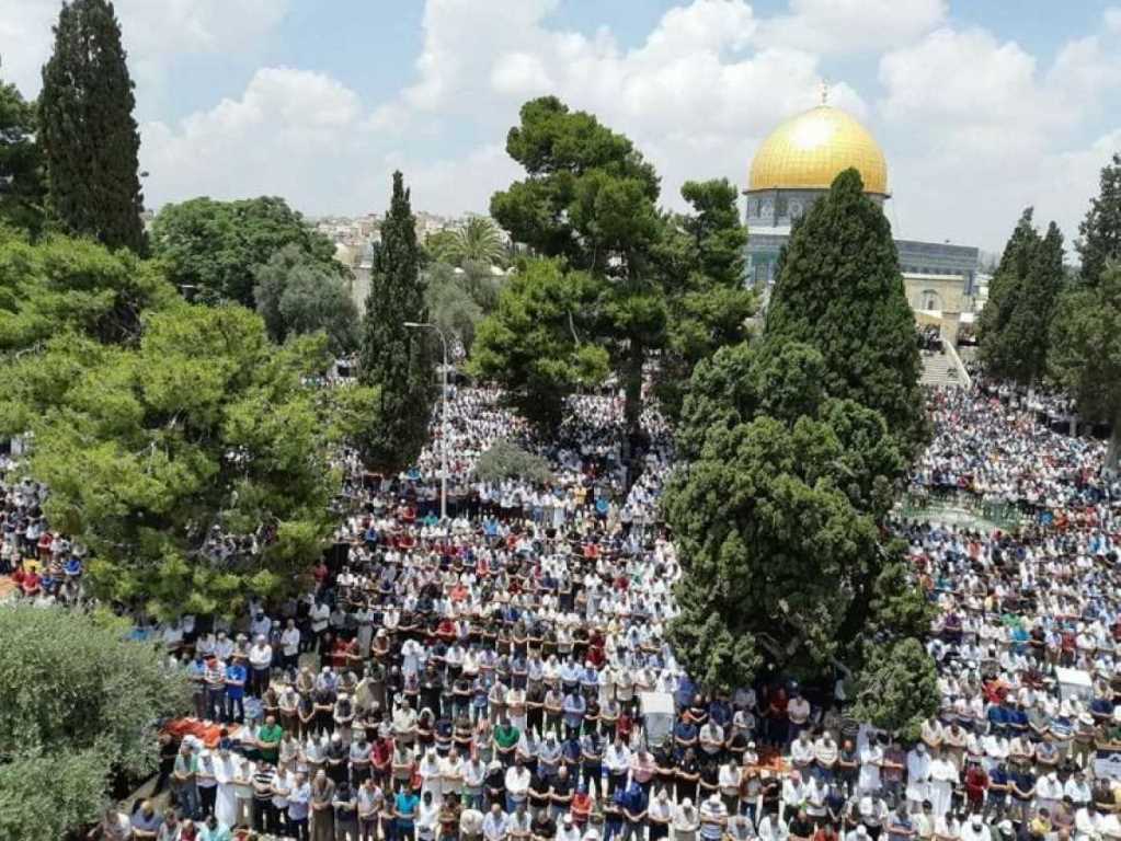 Meski akses diperketat, 30 ribu warga Palestina berhasil laksanakan shalat Jumat di Masjid Al-Aqsa