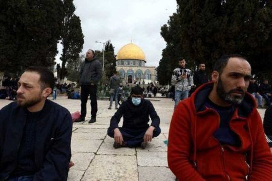 Tidak Peduli Corona, Ribuan Warga Palestina Tetap Laksanakan Shalat Jumat di Masjid Al-Aqsa