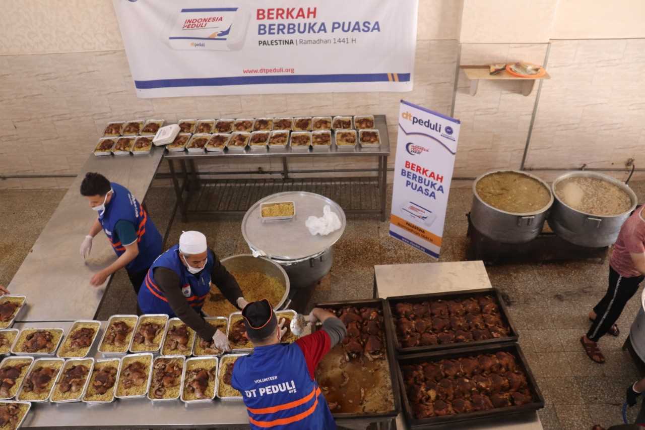 Jalin Kerja Sama dengan NPC, DT Peduli Bagikan Makanan untuk Berbuka Puasa di Gaza