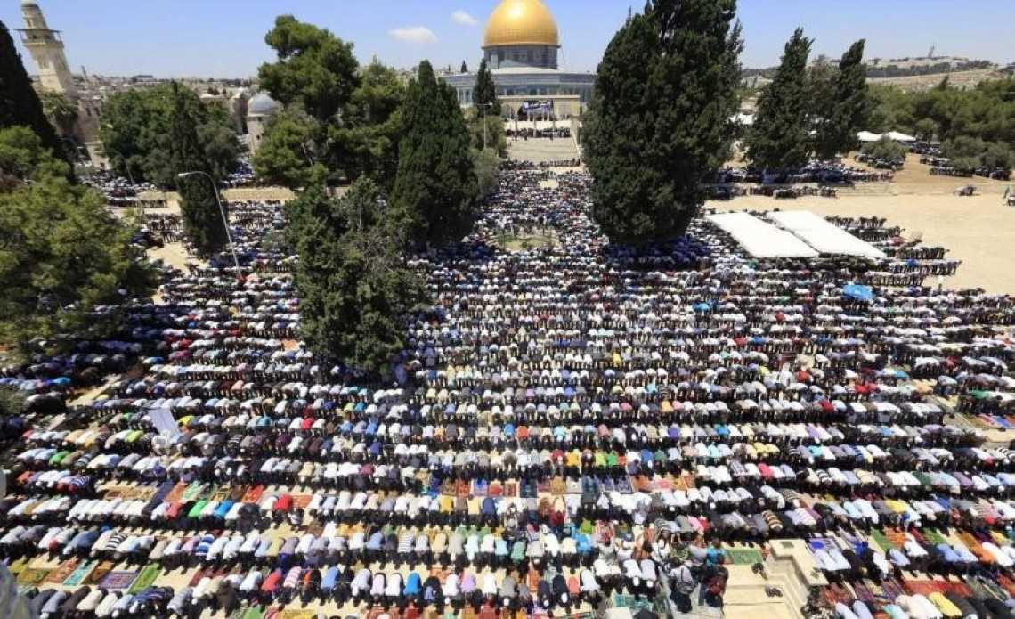40.000 Warga Palestina Tunaikan Sholat Jum’at di Al-Aqsa