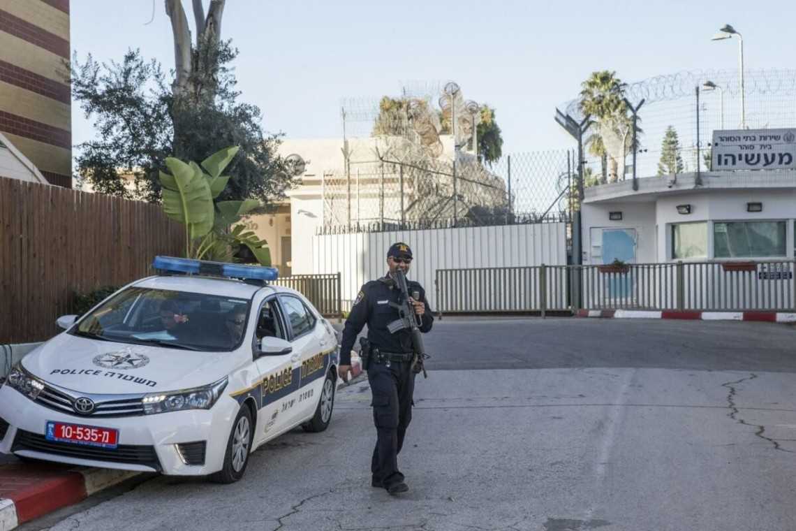 Dengan Tangan yang Diamputasi, Seorang Tahanan Palestina Menyelesaikan 18 Tahun Masa Penahanannya di Penjara Israel