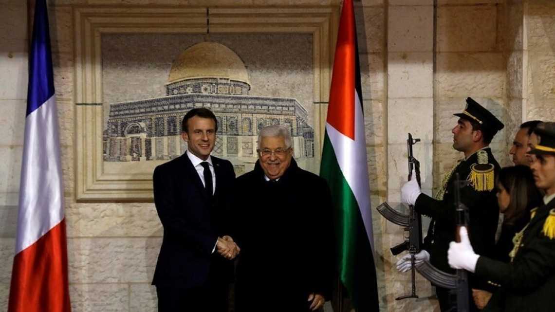 Dikecam Dunia Islam, Emmanuel  Macron Hubungi Presiden Palestina: “Saya Tidak Bermaksud Melecehkan Nabi Muhammad”