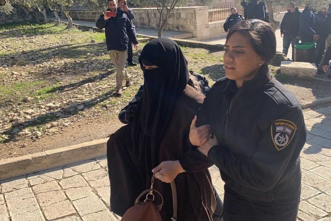 Israel Tahan Seorang Wanita Palestina di Pos Pemeriksaan Militer Tepi Barat