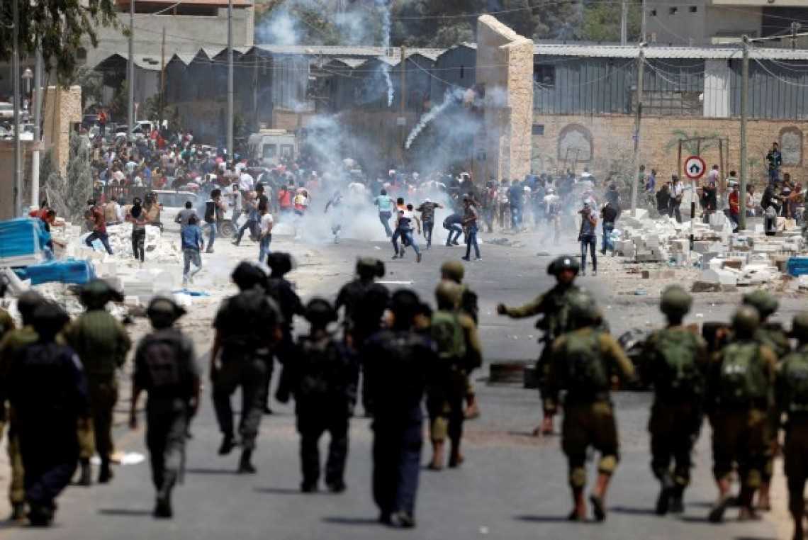 Bentrokan di Distrik Qalandia Cederai 4 Warga