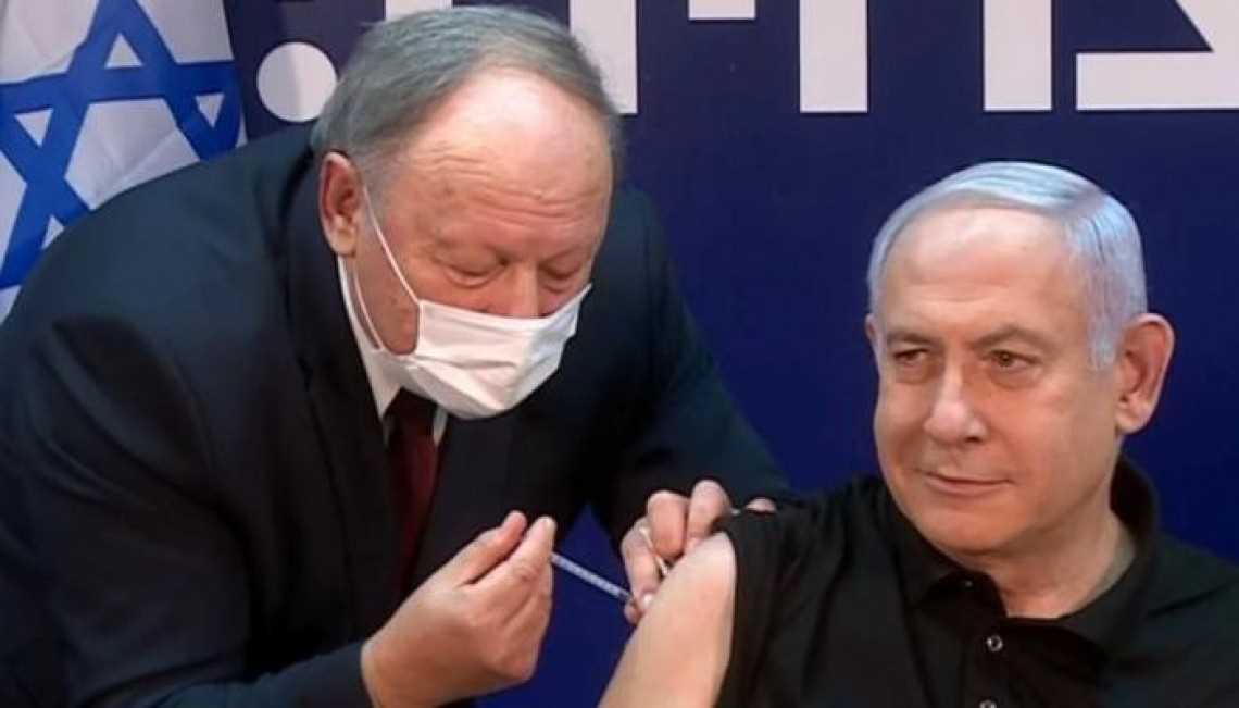 Untuk Meyakinkan Warganya, Netanyahu Lakukan Vaksinasi COVID-19 Secara Live