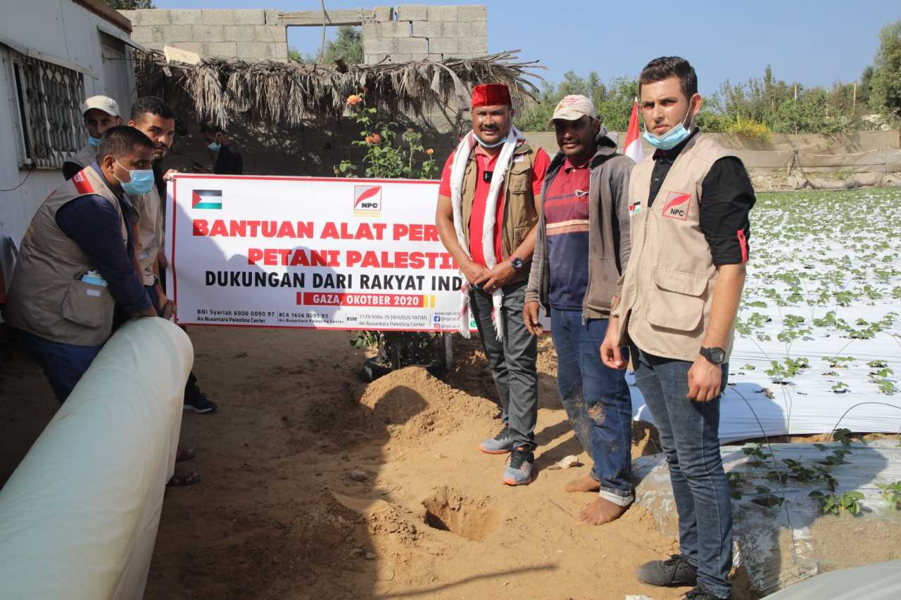 Gercep, NPC Serahkan Bantuan Net Plastik untuk Petani Gaza Abo Osama