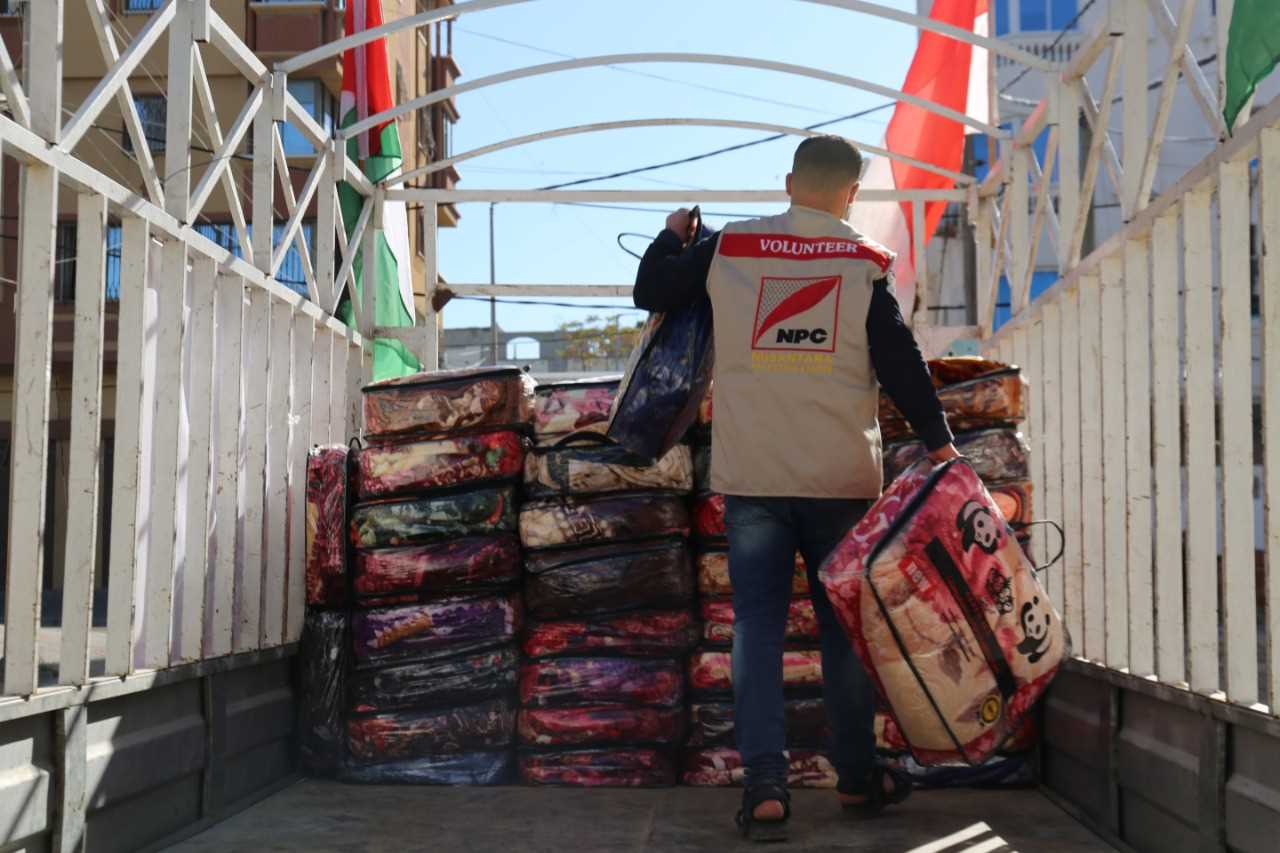 Cuaca Dingin Melanda Gaza, Tim NPC Angkut Selimut untuk Dibagikan
