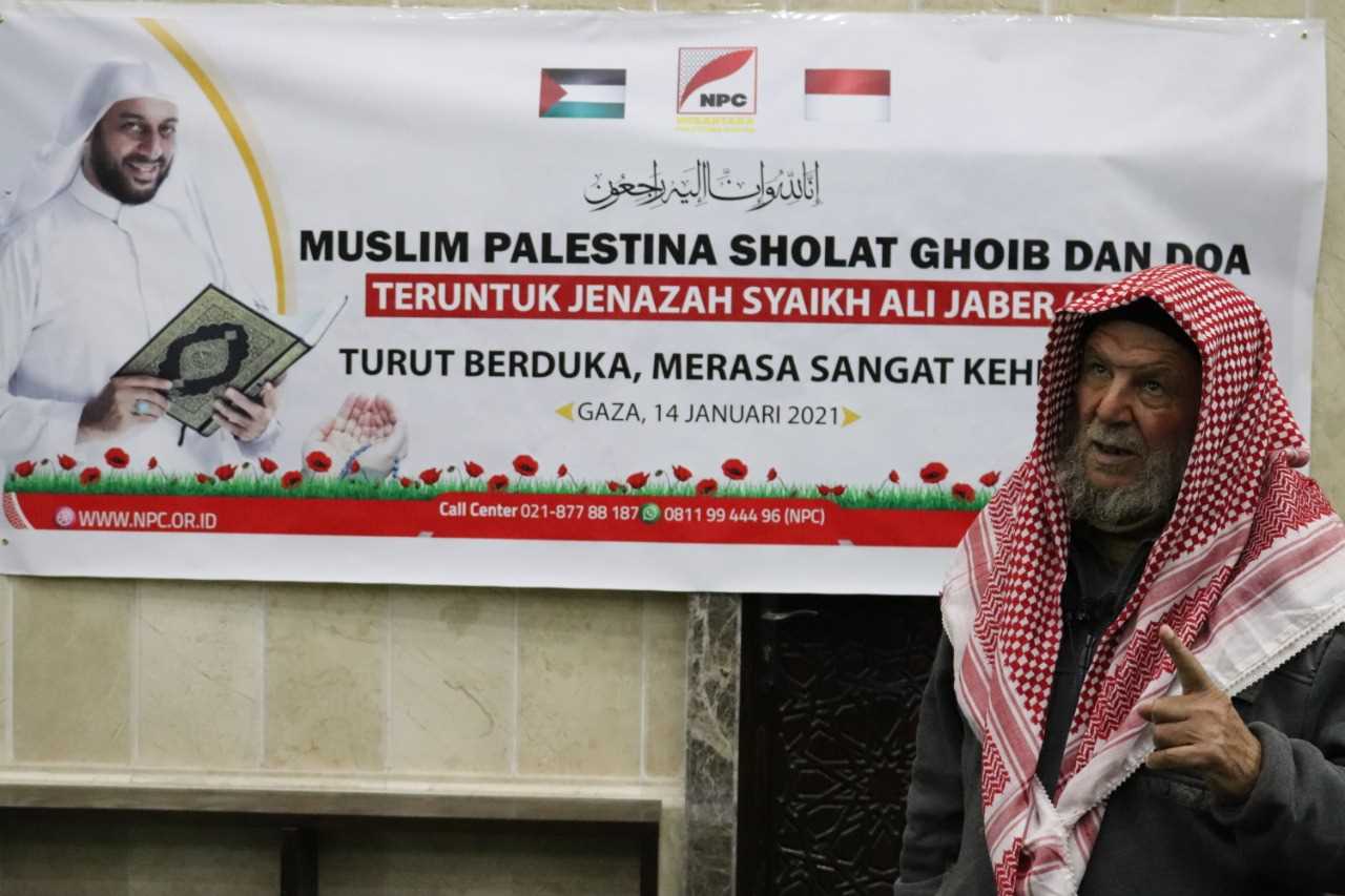 Penuh Haru: Di Tengah Cuaca Buruk Musim Dingin, Ratusan Muslim Palestina Gelar Salat Gaib untuk Mendiang Syekh Ali Jaber