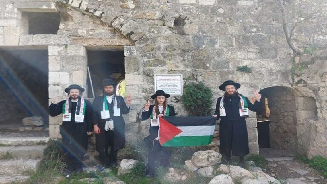 Gotong Royong Bersihkan Masjid di Desa Lifta, Organisasi Yahudi Anti-Israel ‘Neturei Karta’ Dukung Warga Palestina Kembali ke Tanah Air