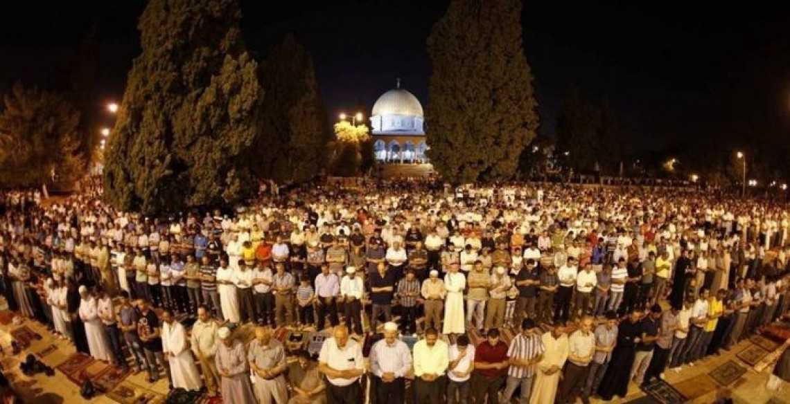 Di Puncak Musim Dingin, Ribuan Warga Yerusalem Menggelar ‘Subuh Luar Biasa’ di Masjid Al-Aqsa
