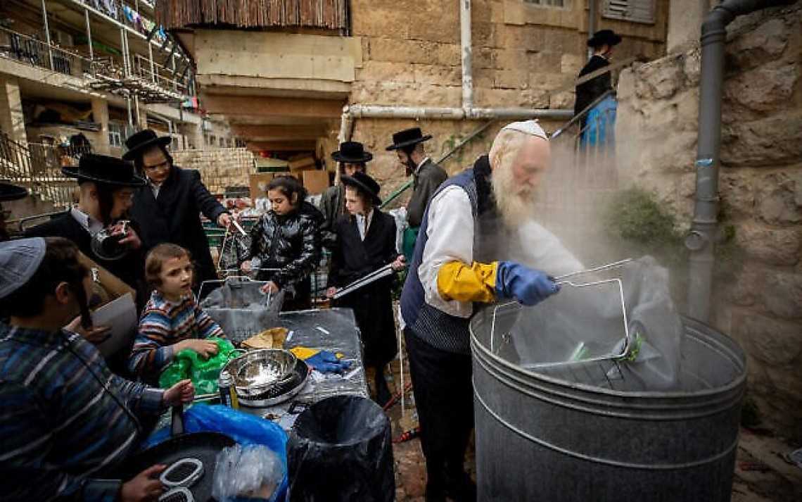 Penduduk Israel Sambut Paskah Saat Pembatasan Kegiatan Dilonggarkan