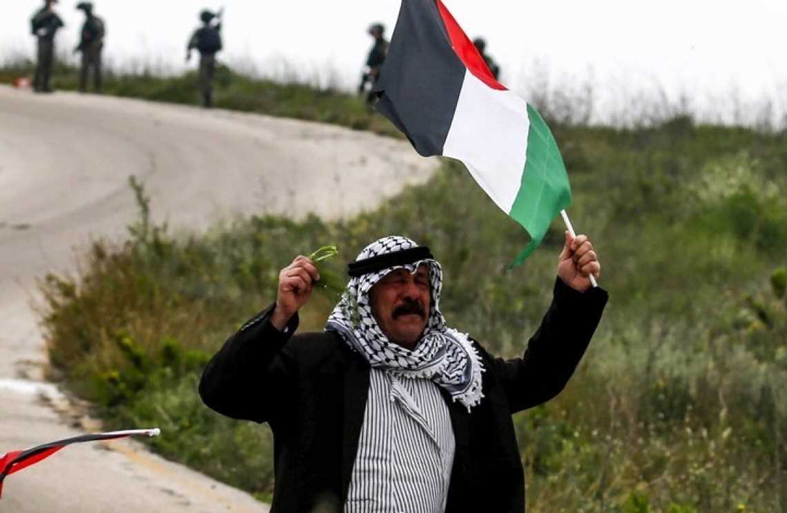 Warga Palestina Menggelar Pawai Peringatan ’45 Tahun Hari Tanah’