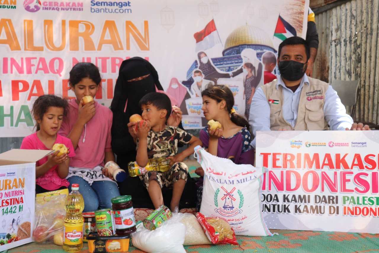 Untuk Kemanusiaan, Semangatbantu.Com Serahkan Paket Sembako untuk 87 Keluarga Yatim dan Duafa di Gaza