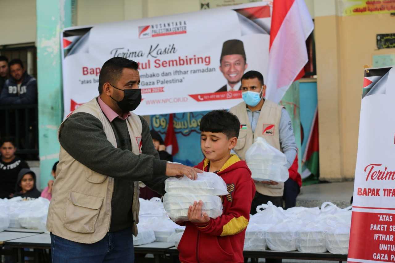 Tifatul Sembiring Bagikan Ratusan Takjil Gratis untuk Buka Puasa Anak-anak Yatim di Gaza