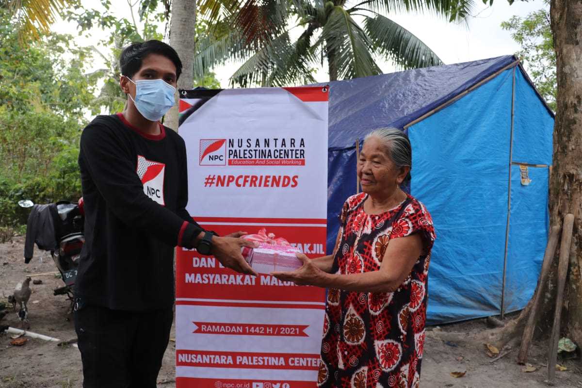 Jelang Buka Puasa, NPC Berbagi Takjil Kepada Pengungsi Korban Gempa di Majene