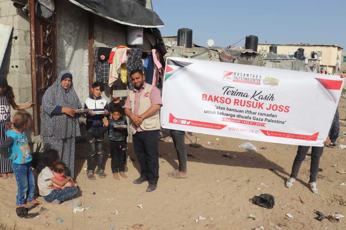 Peduli, Bakso Rusuk Joss Bagikan 100 Takjil Buka Puasa untuk Warga Gaza