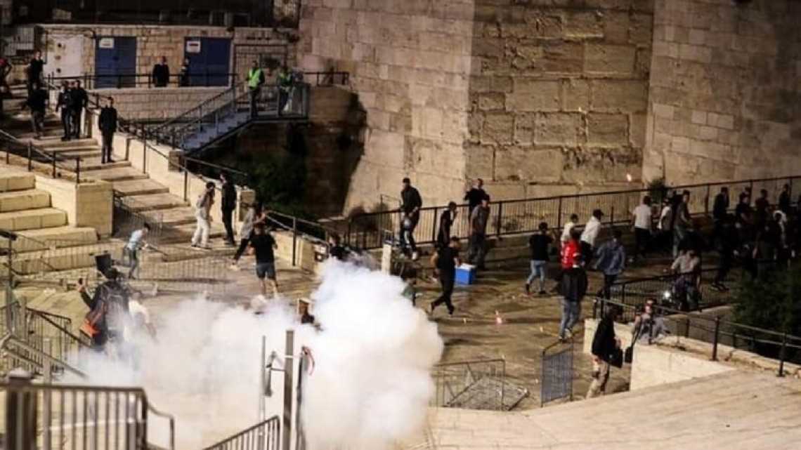 Bentrok Panas di Al-Quds, Israel Paksa Warga Palestina Angkat Kaki dari Al-Aqsa