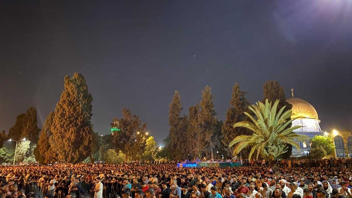 Tak Peduli Dengan Aturan Ketat Israel, 90.000 Warga Palestina Hidupkan Malam Lailatul Qadar di Masjid Al-Aqsa