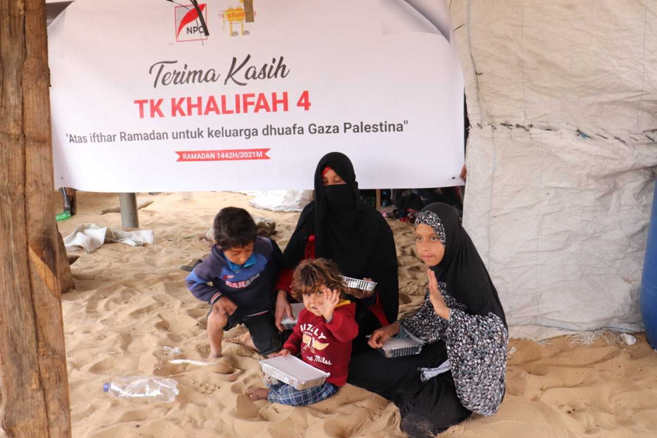Terapkan Prokes, TK. Khalifah Makassar Sediakan Takjil untuk Ratusan Muslimin Gaza