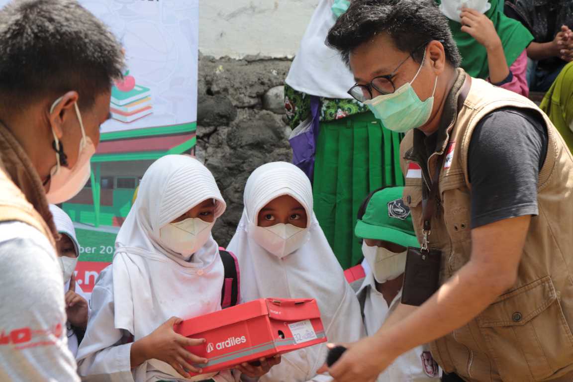 Sambut Hari Sumpah Pemuda, 41 Murid LSMMI Paga di Majene Dapat Bantuan Sepatu dari NPC