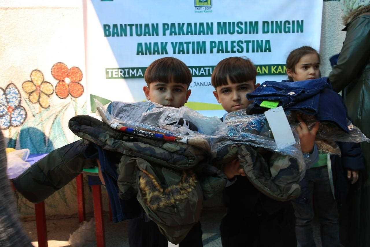Di Tengah Cuaca Ekstrem, TK Insan Kamil Kota Lampung Beri Pakaian Dingin untuk Anak-Anak Gaza
