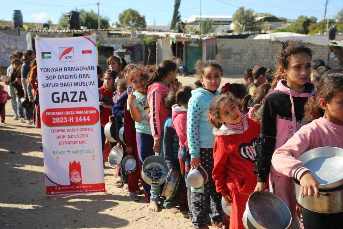 Sungguh Mengharukan, Ratusan Warga Palestina Berbondong-bondong Serbu Hidangan Takjil dari NPC