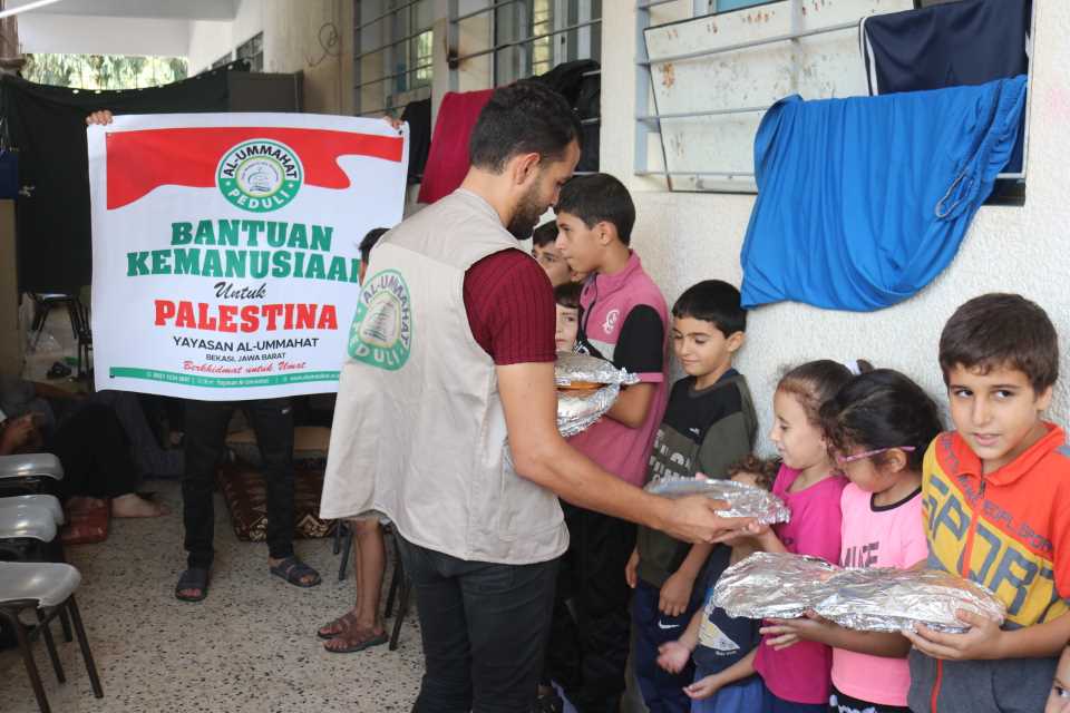 Al Ummahat Beri Dukungan pada Warga Gaza Korban Perang dengan Bantuan Makanan Siap Saji