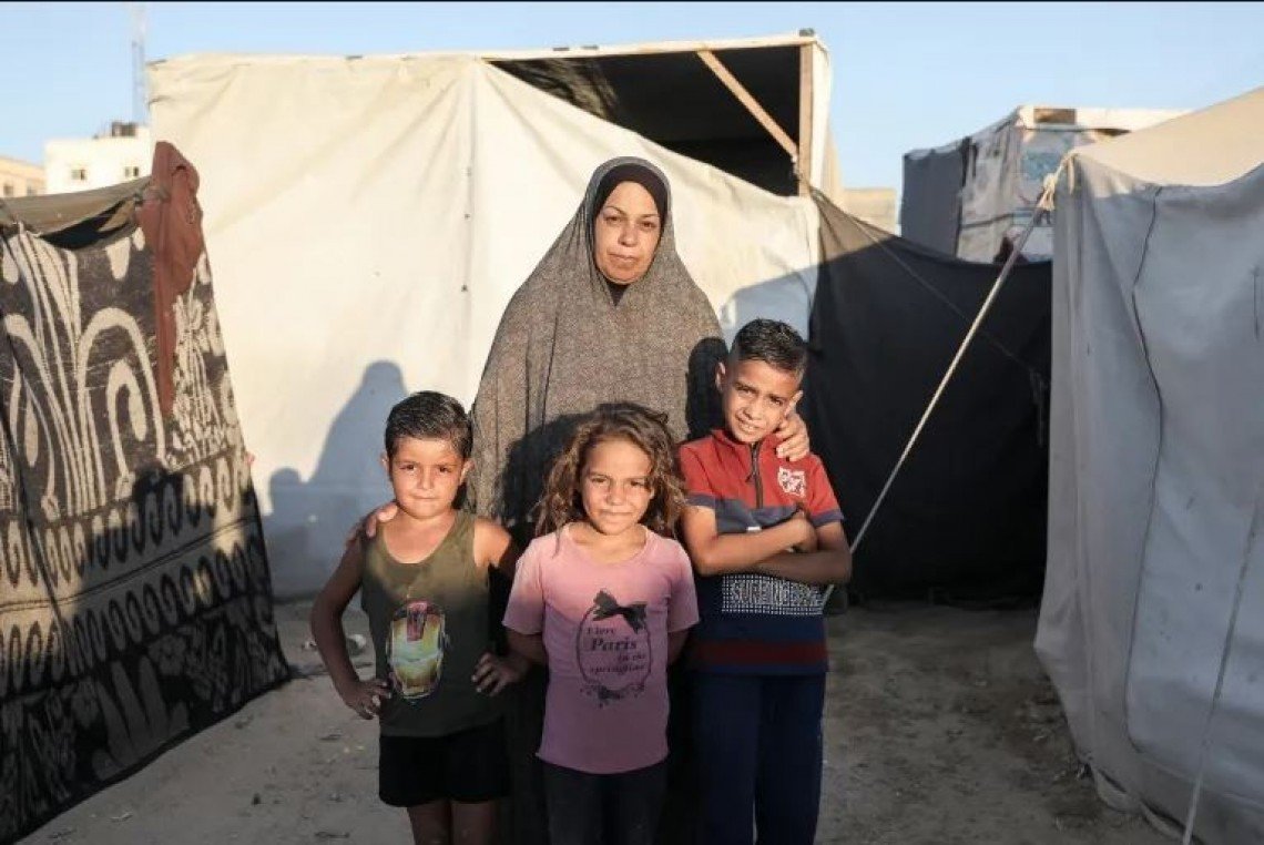 ‘Anak-anak Saya Menangis Sepanjang Hari Karena Kepanasan’: Kehidupan di Tenda Kamp Pengungsi di Gaza