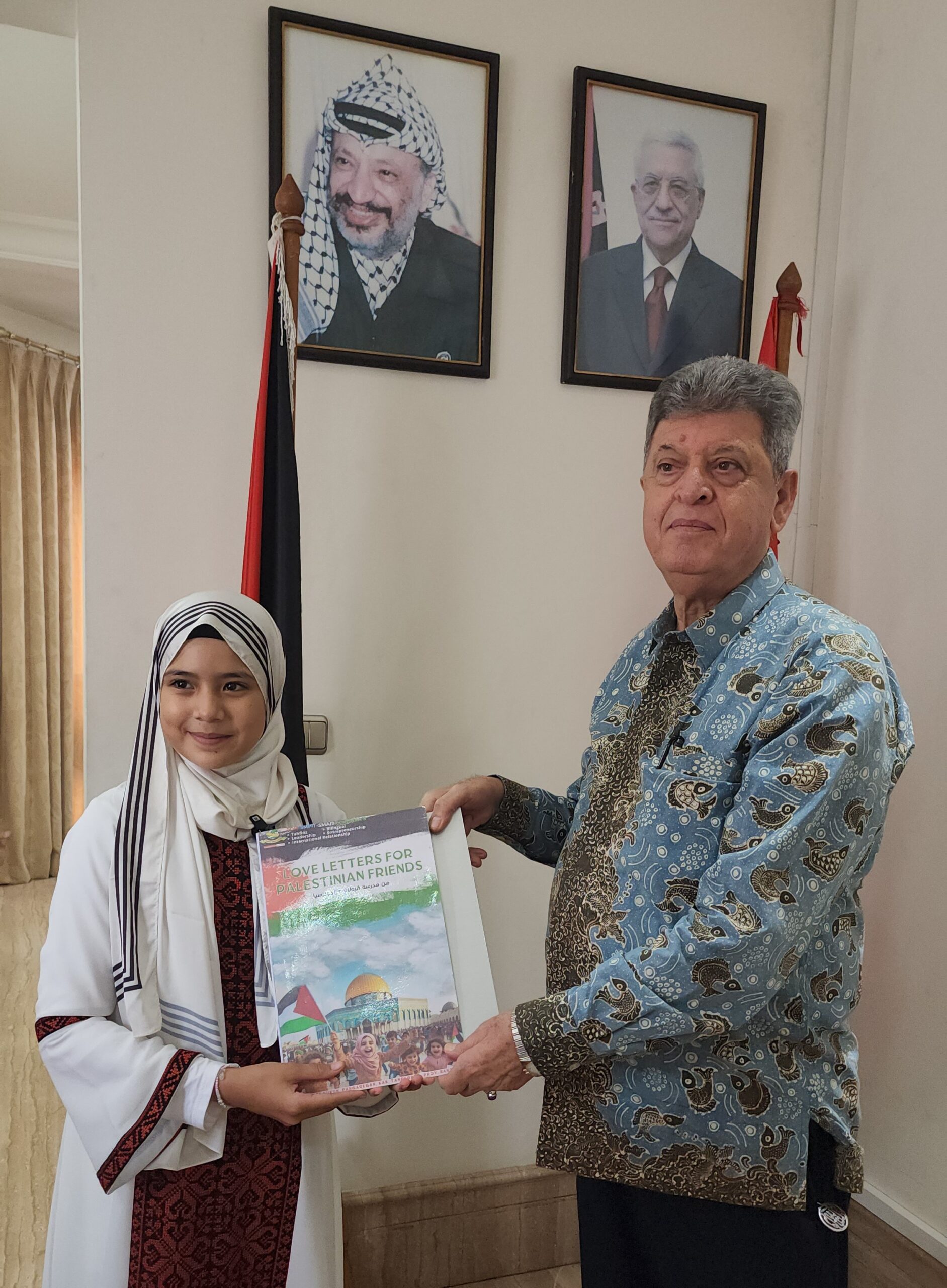 Filind Onim Serahkan Surat Cinta Untuk Palestina kepada Dubes Palestina di Jakarta