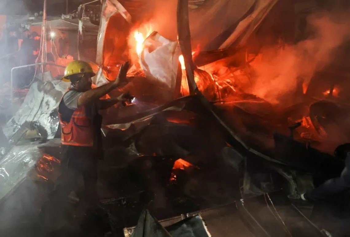 Pengungsi Palestina Gugur Terbakar dalam Serangan Udara Israel di Gaza