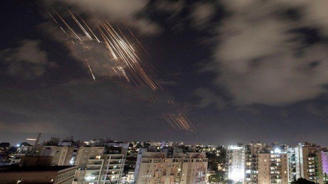 Iran Serang Israel dengan Ratusan Rudal: Apa yang Perlu Kita Ketahui dan Apa yang Akan Terjadi Selanjutnya?