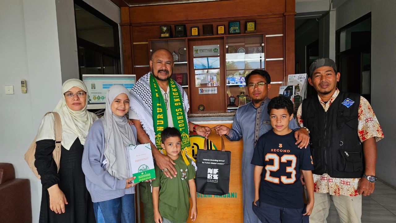 Nurul Fikri Boarding School Lembang Hadirkan Bang Onim dan Keluarga dalam Aksi Kemanusiaan Bela Palestina