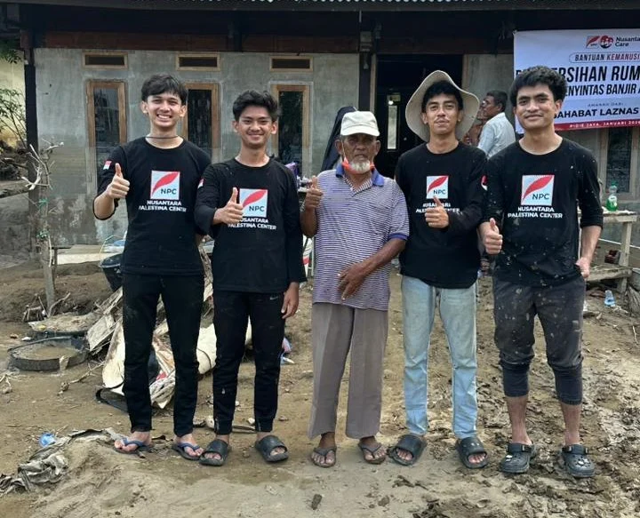 LAZNAS NPC Bersihkan Rumah Lansia Penyintas Banjir di Pidie Jaya