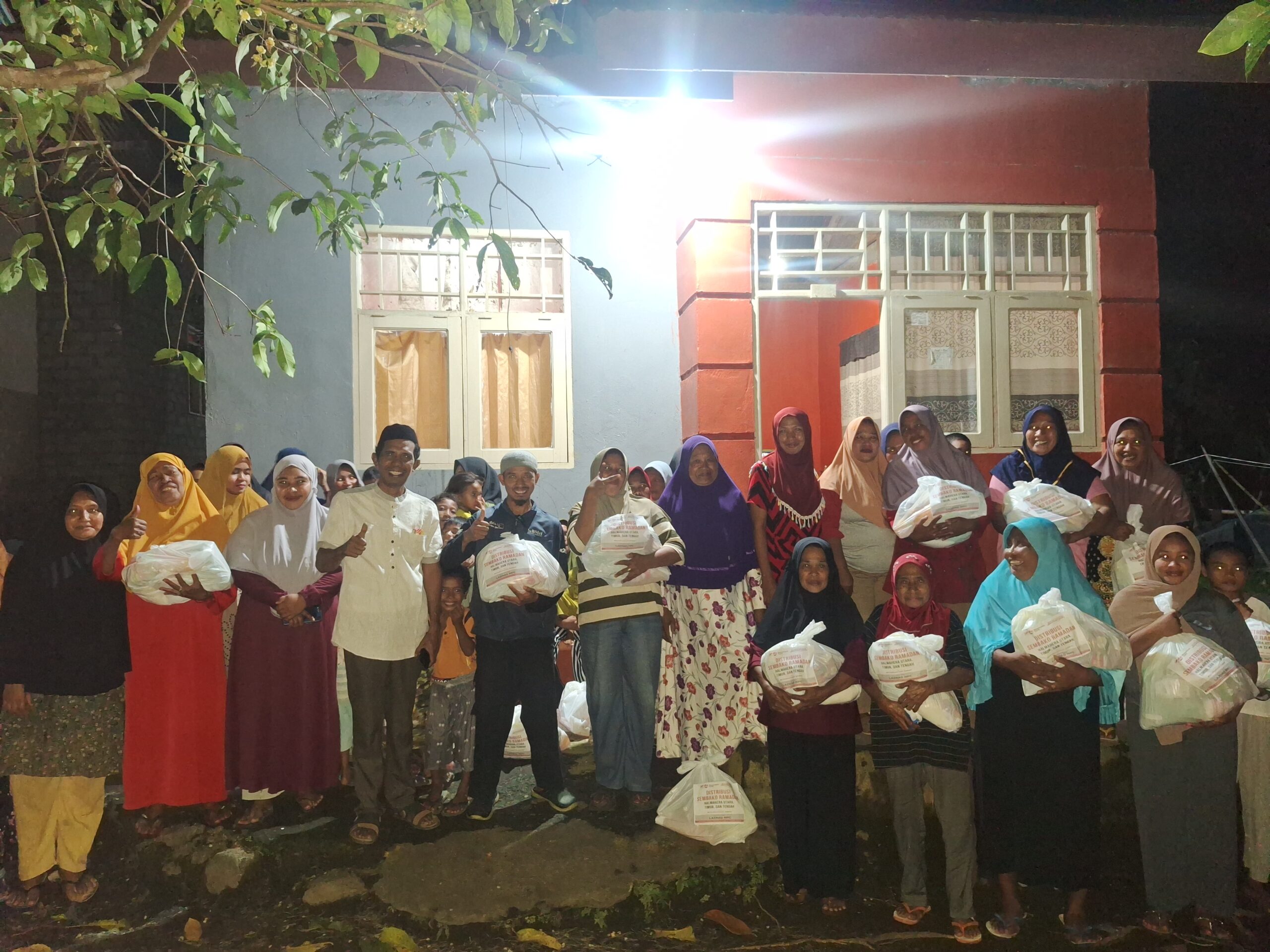 Perjuangan Tembus Pedalaman, 200 Paket Sembako Disalurkan untuk Suku Togutil