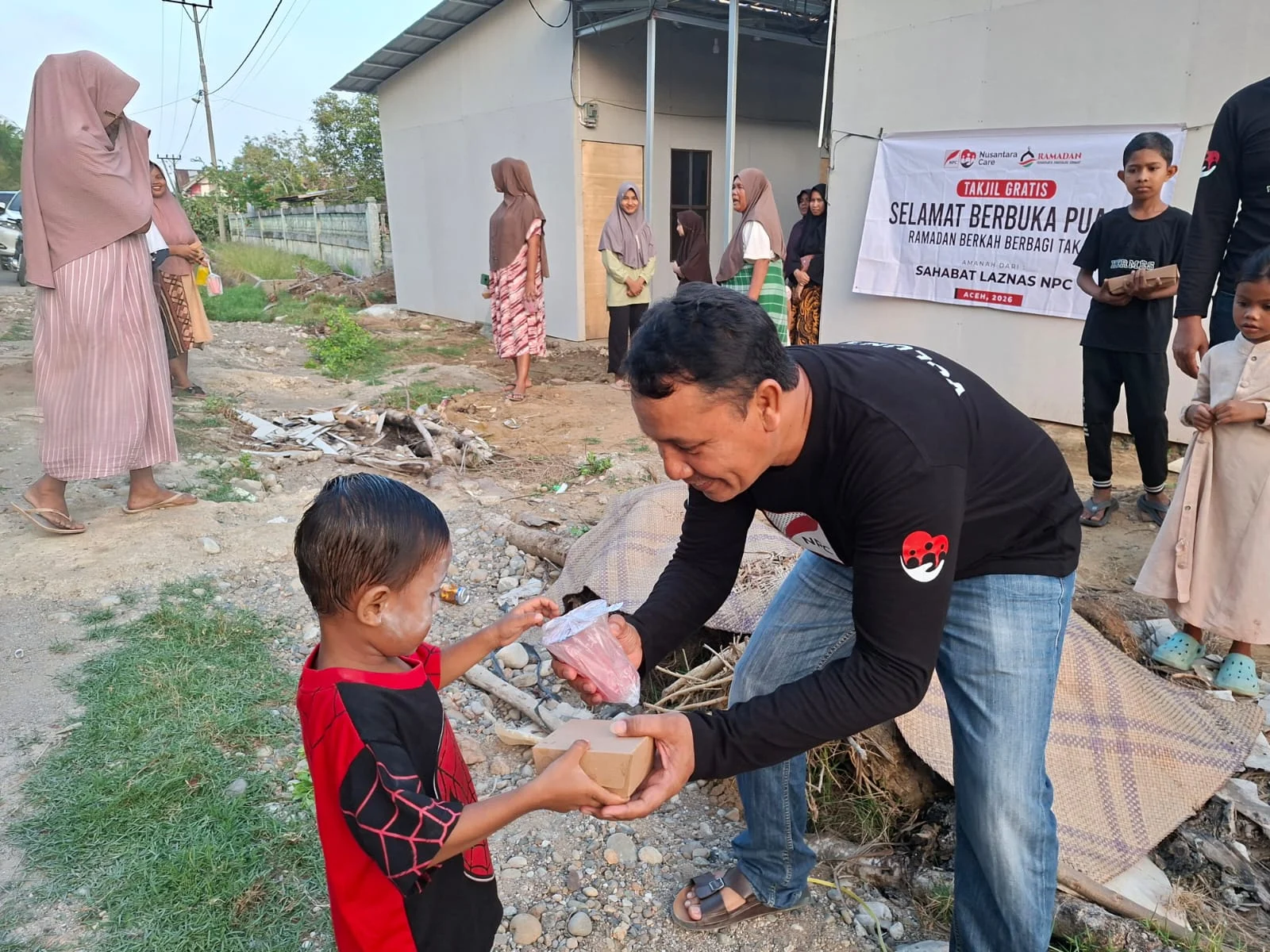 LAZNAS NPC Bagikan Takjil Gratis untuk Warga Huntara Aceh Utara